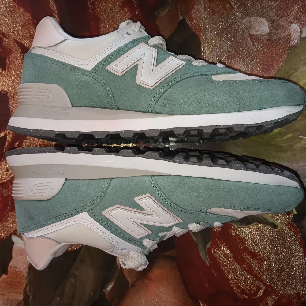 Womens Sz 8 New Balance Green and White Sneakers